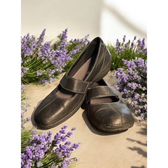 Merrell Black Leather Flats - Picture 2 of 6
